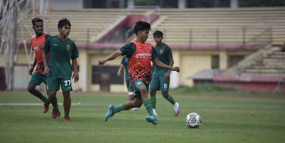Pemain Persebaya menjalani latihan jelang seri 3 Liga 1 2021/2022. (Foto: Istimewa)