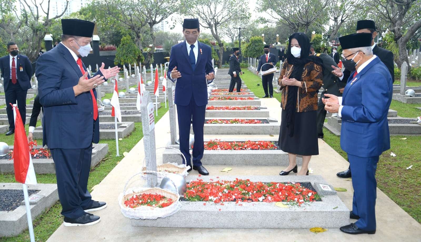 Presiden Jokowi bersama Wapres Ma'ruf Amin berdoa di makam pahlawan nasional A Yani. (Foto: Setpres)