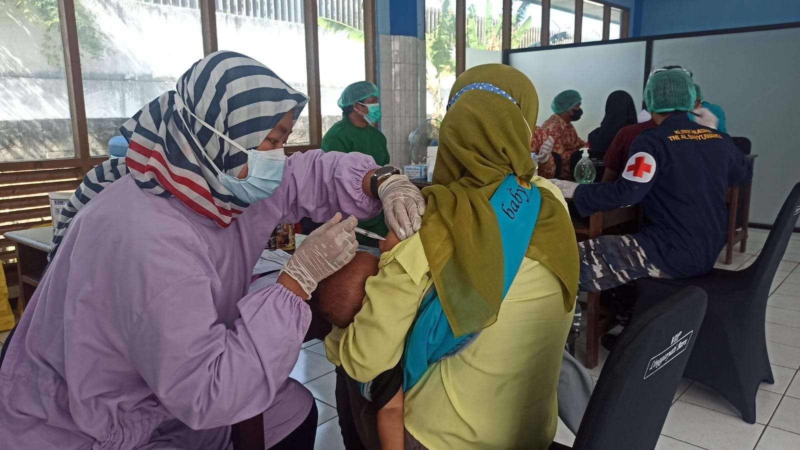 Pelaksanaan vaksinasi covid-19 terhadap warga Banyuwangi (Foto: Muh Hujaini/Ngopibareng.id)