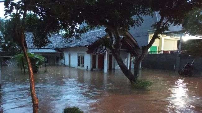 Petugas BPBD Jember mengevakuasi sekitar 100 warga yang terdampak banjir di beberapa titik yang berada di Desa Pondok Joyo, Kabupaten Jember. (Foto: BPBD Jember)