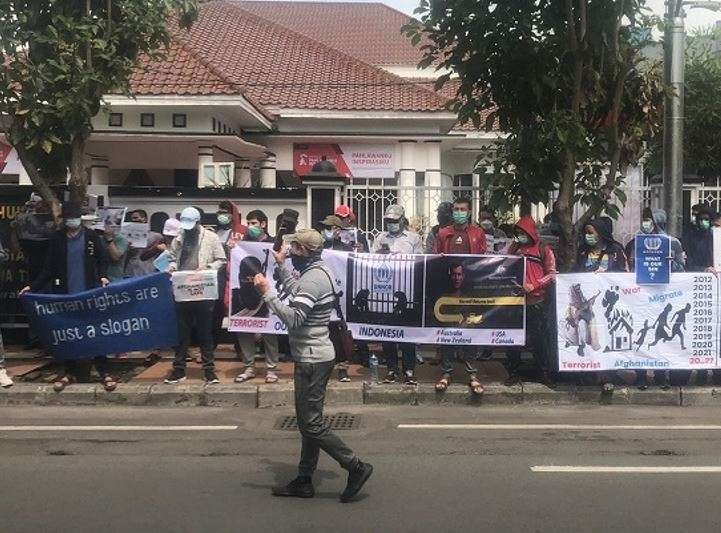 Para pengungsi Afganistan gelar aksi damai di depan kantor Kemenkumham Jatim di Jalan Kayoon, Surabaya. (Foto: Andhi Dwi/Ngopibareng.id)