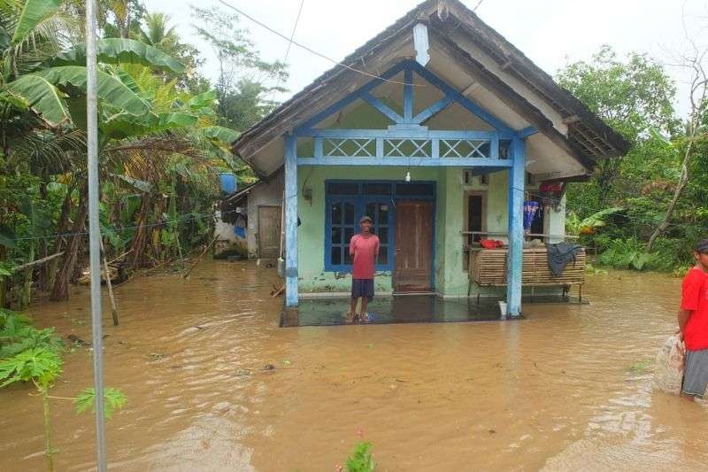 Banjir genangi rumah warga di Pondok Joyo, Semboro, Jember. (Foto: Ant)