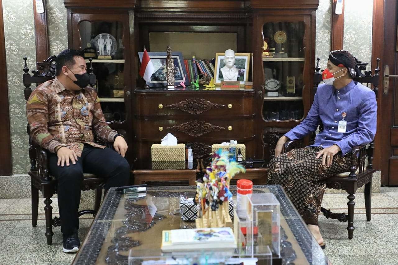 Gubernur Jawa Tengah Ganjar Pranowo menerima kunjungan dari Dendi Ramadhona, Bupati Pesawaran Provinsi Lampung. (Foto: Dok Jateng)