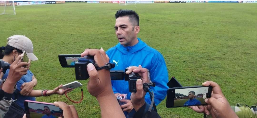 Pelatih Persik Kediri Javier Roca memberikan pernyataan di depan media usai memimpin latihan. (Foto: Fendhy Plesmana/Ngopibareng.id)