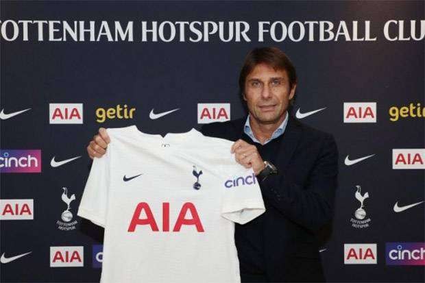 Antonio Conte memegang jersey Tottenham Hotspur. (Foto: Twitter)