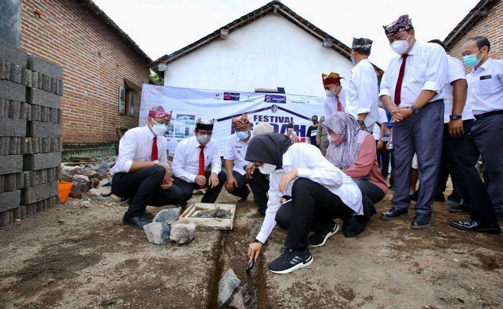 Bupati Banyuwangi Ipuk Fiestiandani meletakkan batu pertama pembedahan rumah warga dalam Festival Bedah Rumah. (Foto: Istimewa)