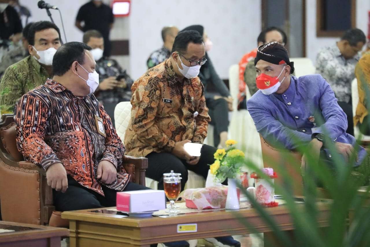 Gubernur Ganjar mengumpulkan seluruh bupati/walikota dan pimpinan DPRD se-Jateng. (Foto: Dok Jateng)