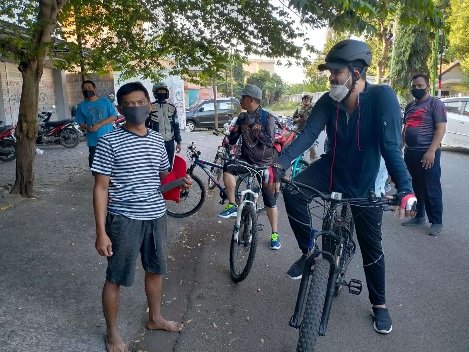 Walikota Hadi Zainal Abidin saat bersepeda keliling Kota Probolinggo. Pemkot akan menambah jalur gowes. (Foto: Ikhsan Mahmudi/Ngopibareng.id)