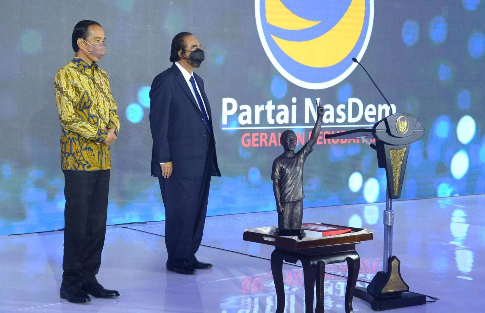 Presiden Jokowi bersama Ketua Umum Partai Nasdem Surya Paloh ( foto: Setpres)