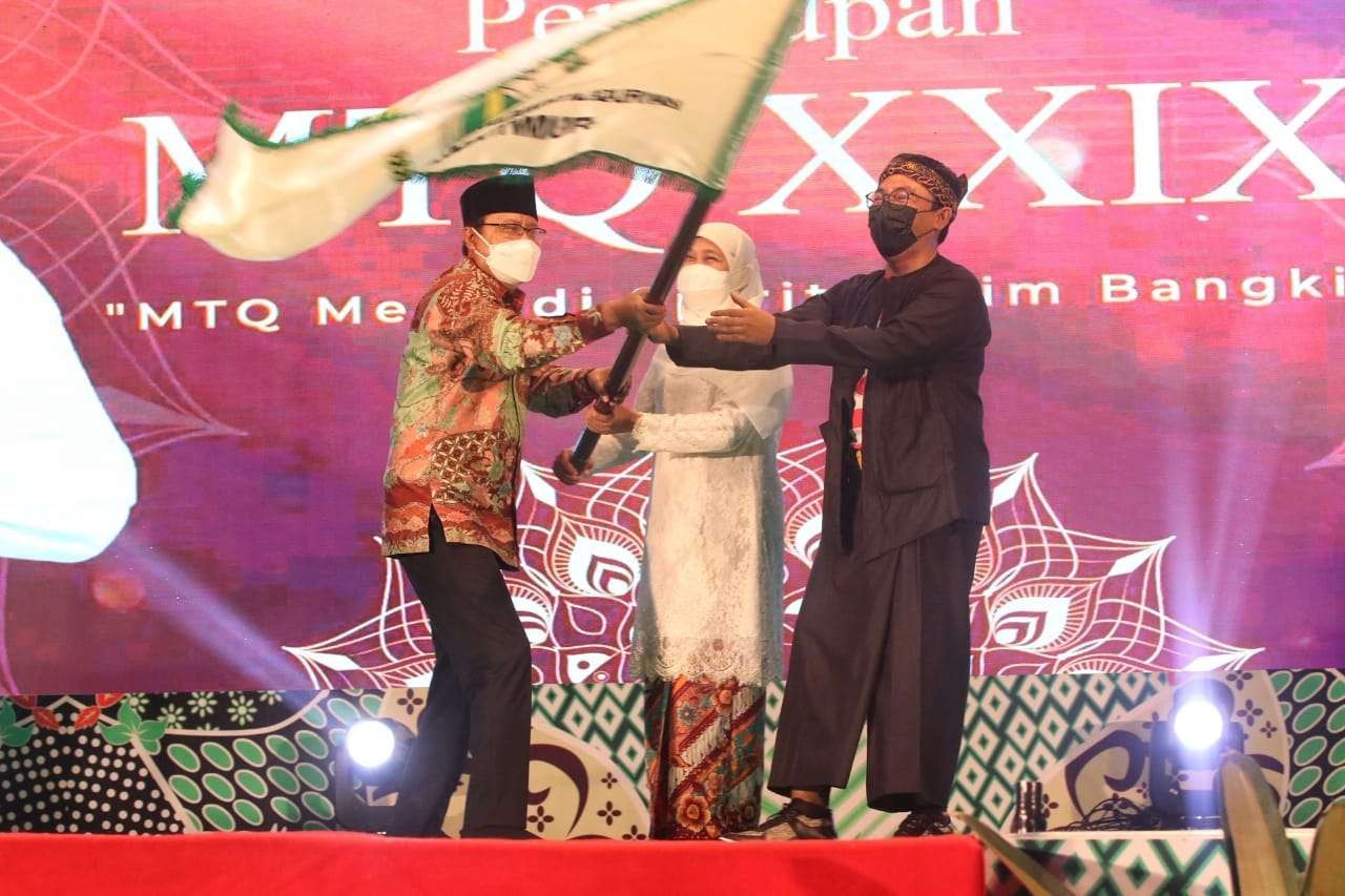 Walikota Pasuruan Saifullah Yusuf (Gus Ipul) menerima bendera MTQ dari Bupati Pamekasan Baddrut Tamam. (Foto: Istimewa)