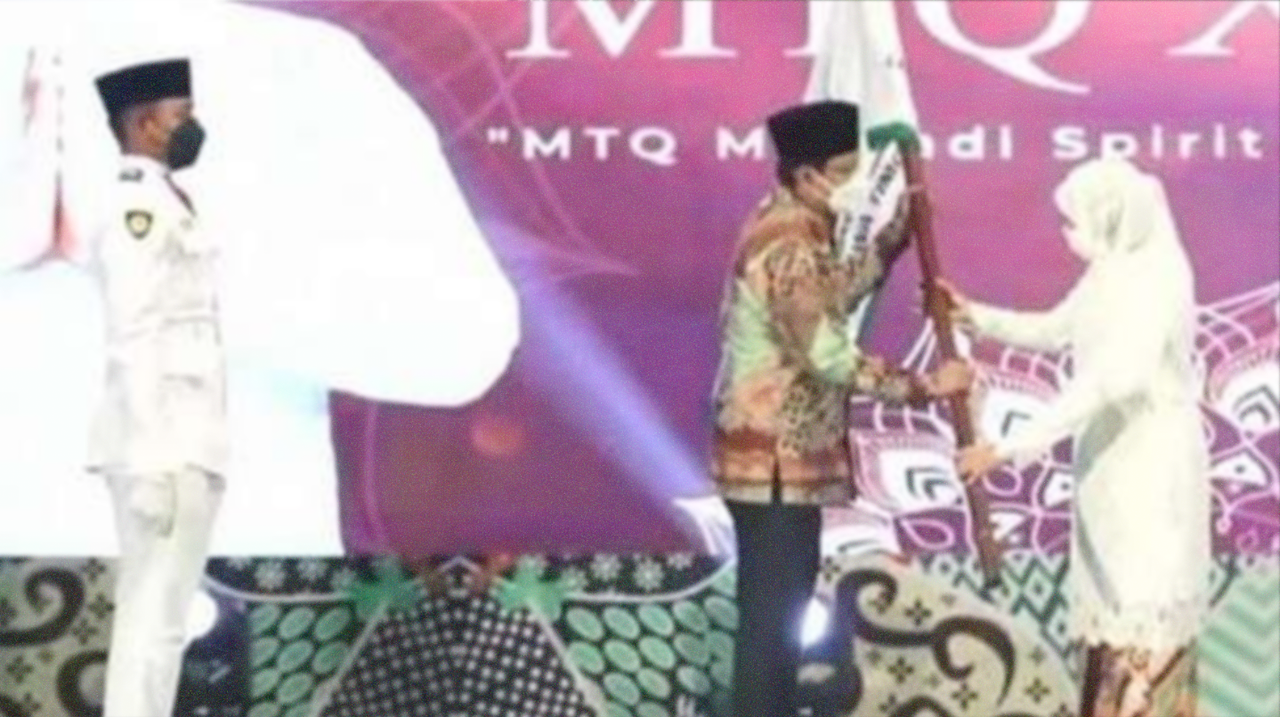 Gubernur Jatim, Khofifah Indar Parawansa saat menyerahkan bendera MTQ kepada Walikota Pasuruan Saifullah Yusuf. (Foto: Istimewa)