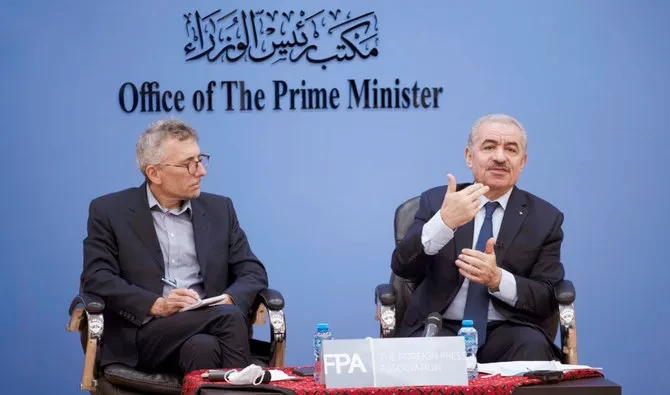 Perdana Menteri Palestina Mohammad Shtayyeh, kanan, mengadakan briefing dengan pers asing bersama Andrew Carey, ketua Asosiasi Pers Asing (FPA), di kota Ramallah, Tepi Barat, Rabu, 10 November 2021. (Foto: AP)