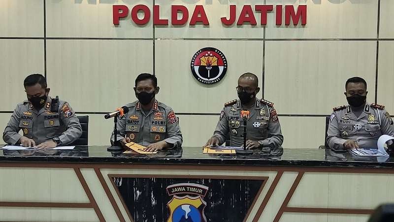 Kabid Humas Polda Jatim, Kombes Pol Gatot Repli Handoko (kedua kiri) jumpa pers di Gedung Humas Polda Jatim, Surabaya, Kamis 11 Oktober 2021. (Foto: Fariz Yarbo/Ngopibareng.id)