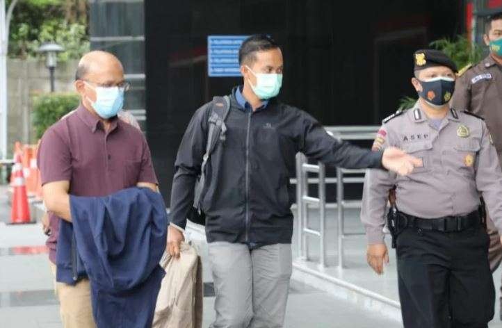 Pegawai pajak (kiri) yang ditangkap KPK di Sulawesi Selatan tiba di Gedung KPK, Jakarta, Kamis (11/11/2021) untuk menjalani pemeriksaan. (Foto: Antara/Humas KPK)