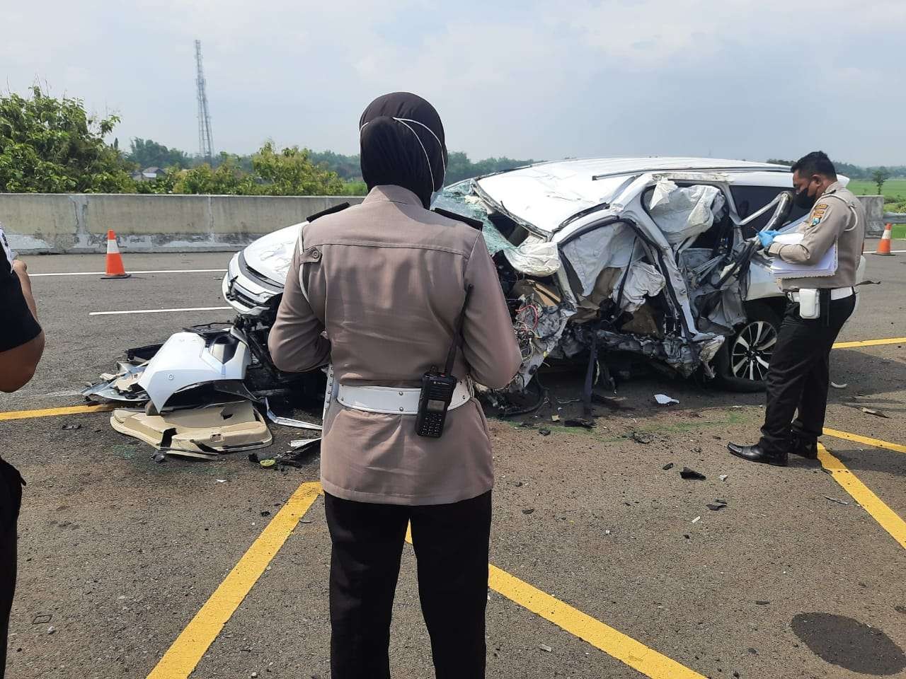Olah TKP peristiwa kecelakaan yang melibatkan Vanessa Angel dan suami, keduanya tewas di tol Jombang-Mojokerto. (Foto: Istimewa)