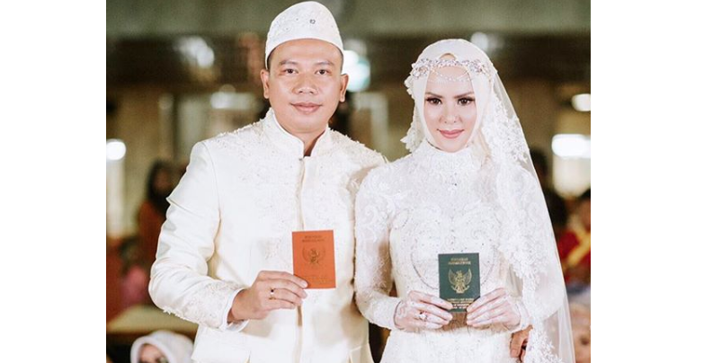 Foto pernikahan Angel Lelga dengan Vicky Prasetyo, yang berujung penggerebekan hingga laporan pencemaran nama baik. (Foto: Instagram)