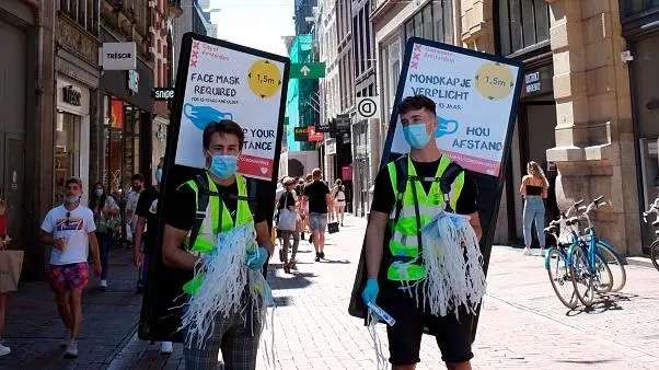 Warga Belanda berkampanye penggunaan masker demi cegah Covid-19. (Foto: Euro News).