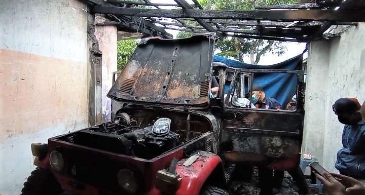 Jip pengangkut wisatawan Bromo yang diparkir di garasi dibakar orang tak dikenal. (Foto: Ikhsan Mahmudi/Ngopibareng.id)