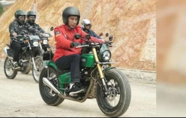 Presiden Joko Widodo (Jokowi) dengan motor balanya untuk menjajal Sirkuit Mandalika Lombok Barat. ( Foto: Setpres)