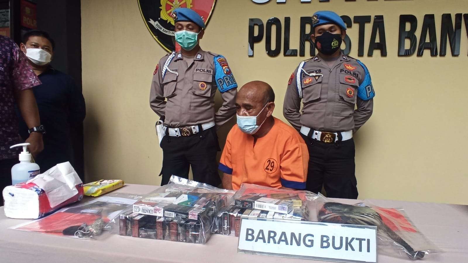 Pelaku pencurian kosmetik beserta barang buktinya kini diamankan di Polresta Banyuwangi (foto:Muh Hujaini/Ngopibareng.id)