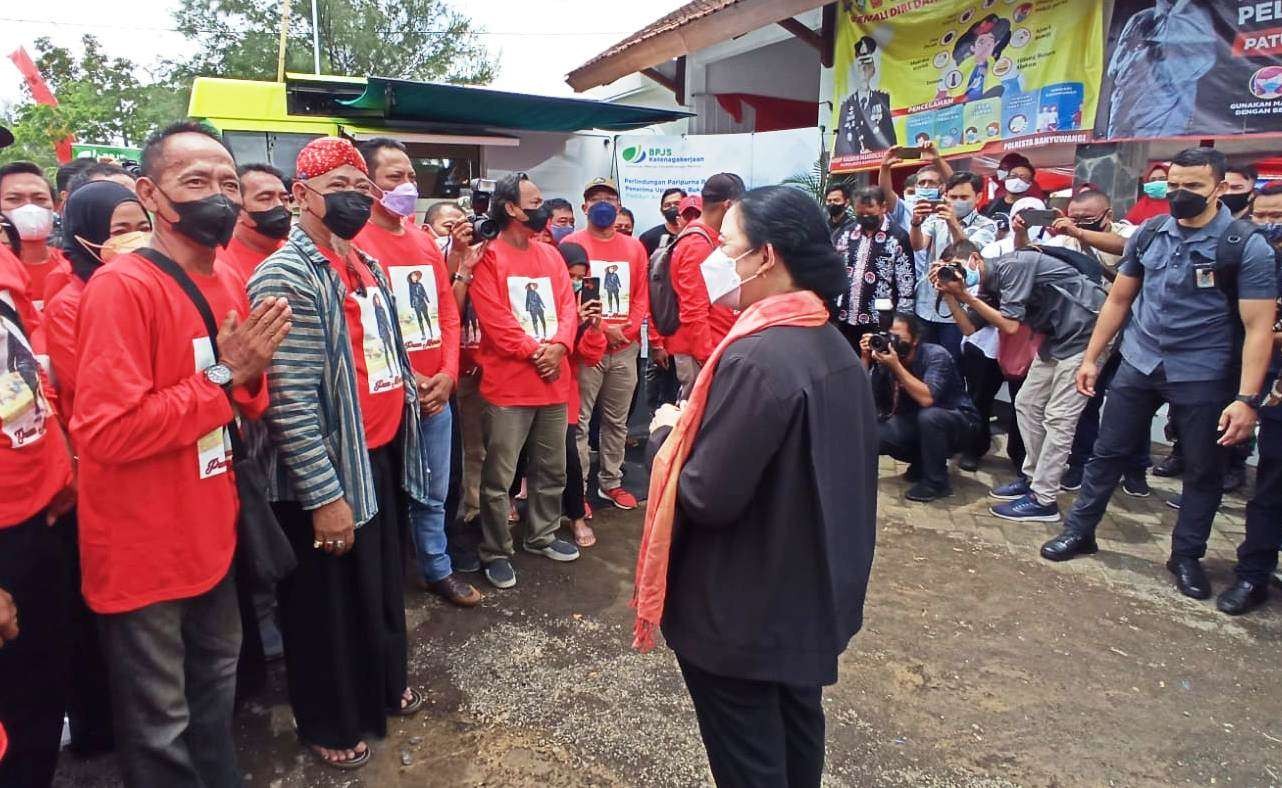 Ketua DPR RI Puan Maharani menyapa pendukungnya yang datang ke lokasi kunjungan kerja di Banyuwangi, Jawa Timur, Jumat 11 November 2021. (Foto: Muh Hujaini/Ngopibareng.id)