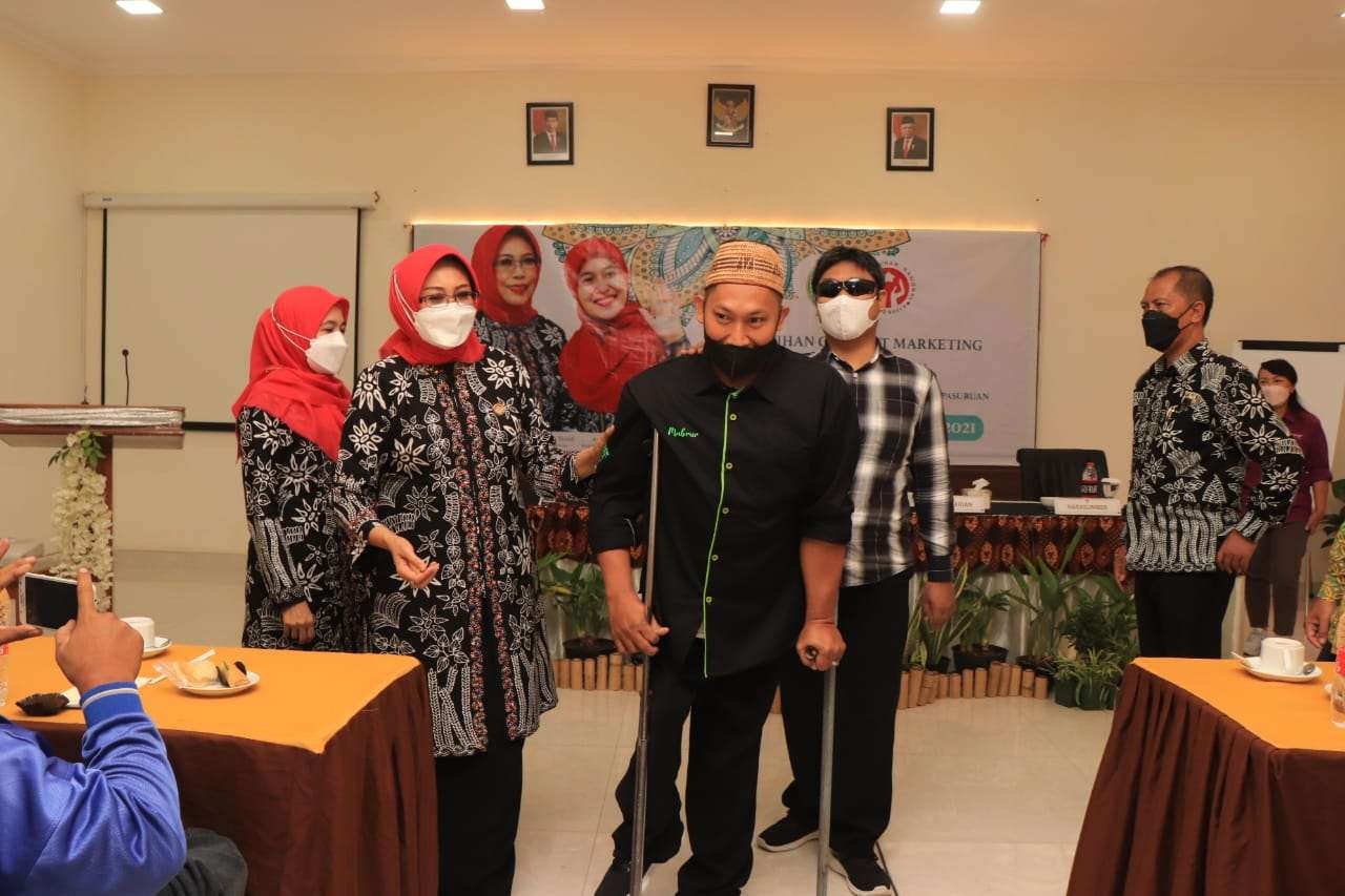 Fatma Saifullah Yusuf bersama seorang warga disabilitas yang mengikuti pelatihan marketing yang digelar Dekranasda Kota Pasuruan (Foto: Dokumentasi Dinas Kominfo Kota Pasuruan)