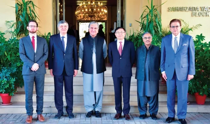 Menlu Pakistan Shah Mahmood Qureshi dengan utusan dari Amerika Serikat, Cina dan Rusia sebelum konferensi kelompok 'troika plus' di Islamabad. (Foto: Reuters)