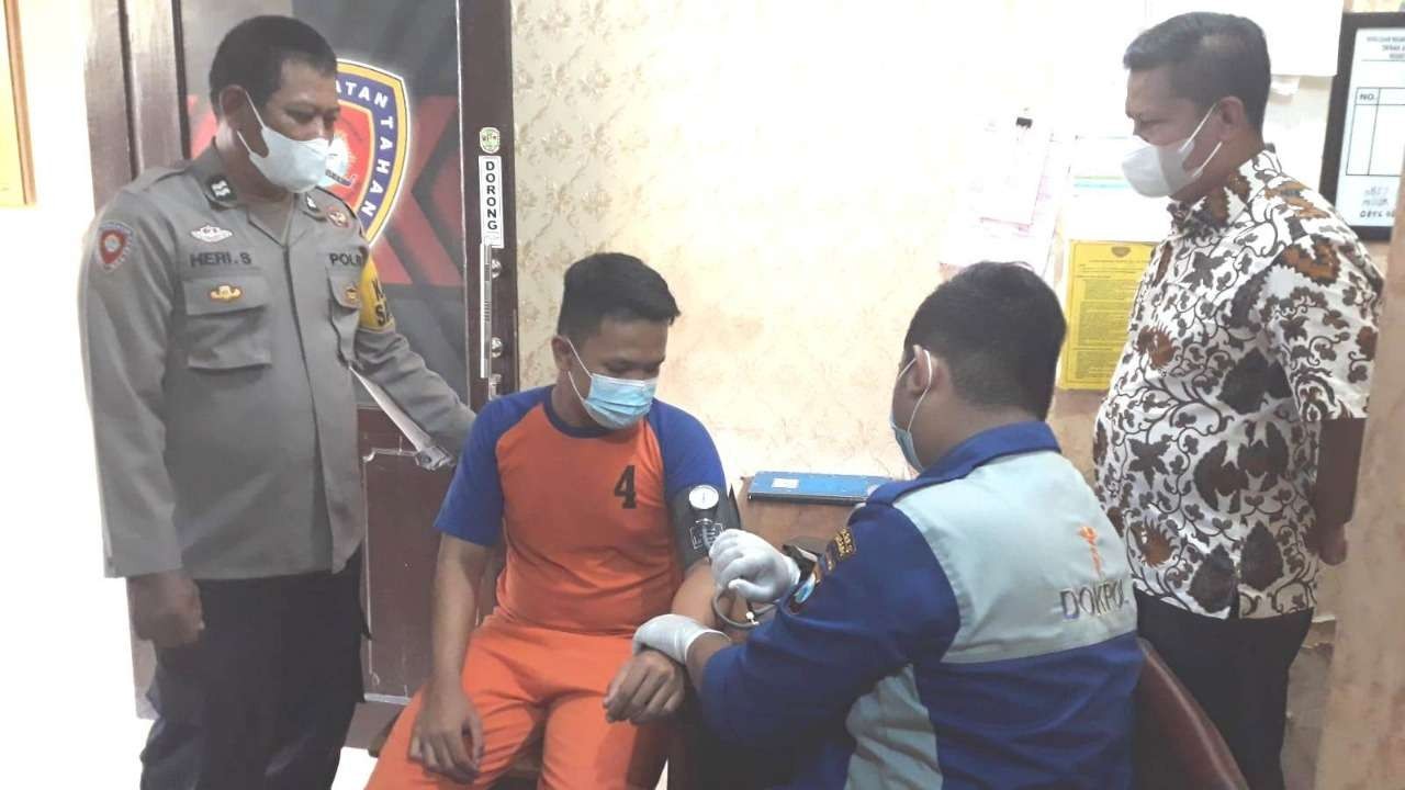 Tubagus Joddy saat diperiksa kesehatannya di Polres Jombang. (Foto: Istimewa)