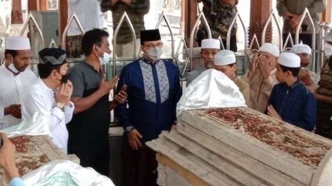 Gubernur DKI, Anies Baswedan (baju biru) berziarah ke makam sunan di Gresik. (Foto: Ant)