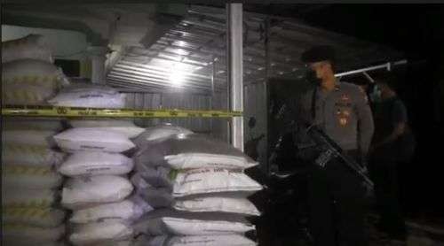 Polisi menggerebek gudang penyimpanan pupuk bersubsidi di Lumajang. (Foto: Ant)