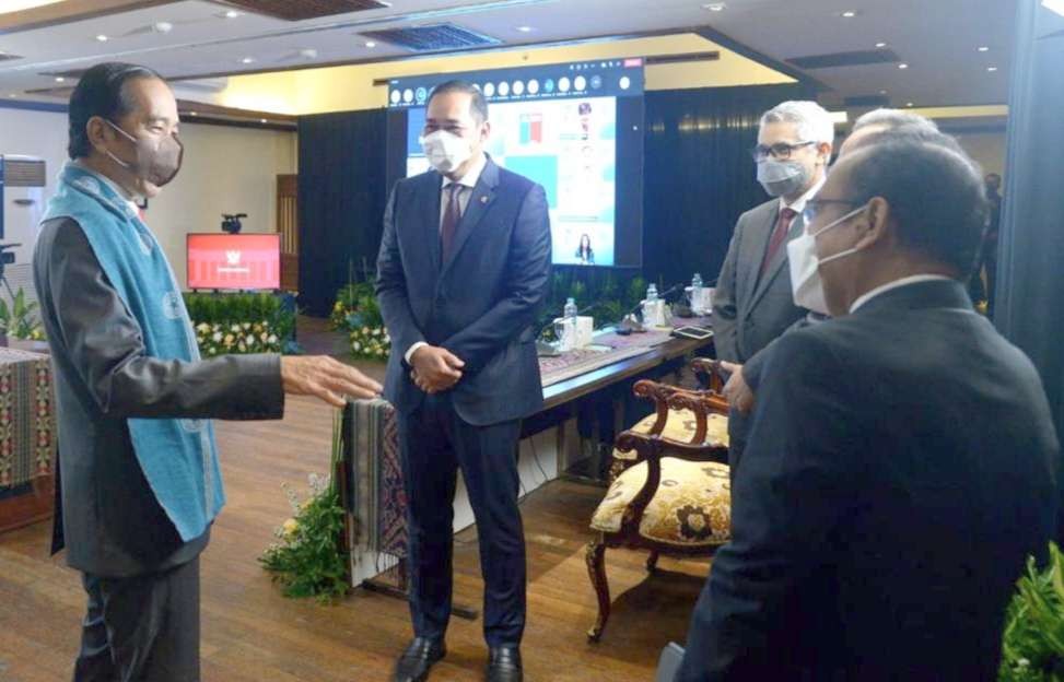 Presiden Joko Widodo berdiskusi dengan beberapa menteri jelang hadiri KTT APEC Secara virtual (foto: istimewa)