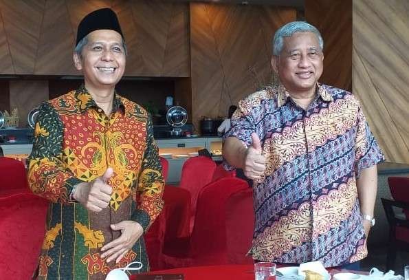 M Nuh bertemu Rektor Unila Karomani saat menghadiri Badan Wakaf Indonesia. (Foto: Istimewa)