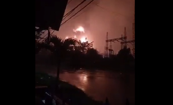 Kilang minyak isi Pertalite di Cilacap, Jawa Tengah, terbakar bersamaan hujan deras dan petir, Sabtu 13 November 2021. (Foto: Istimewa)