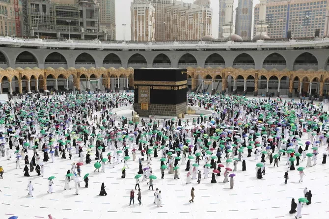 Para jemaah melakukan tawaf perpisahan di Masjidil Haram di kota suci Mekkah, Saudi. (Foto: AFP)