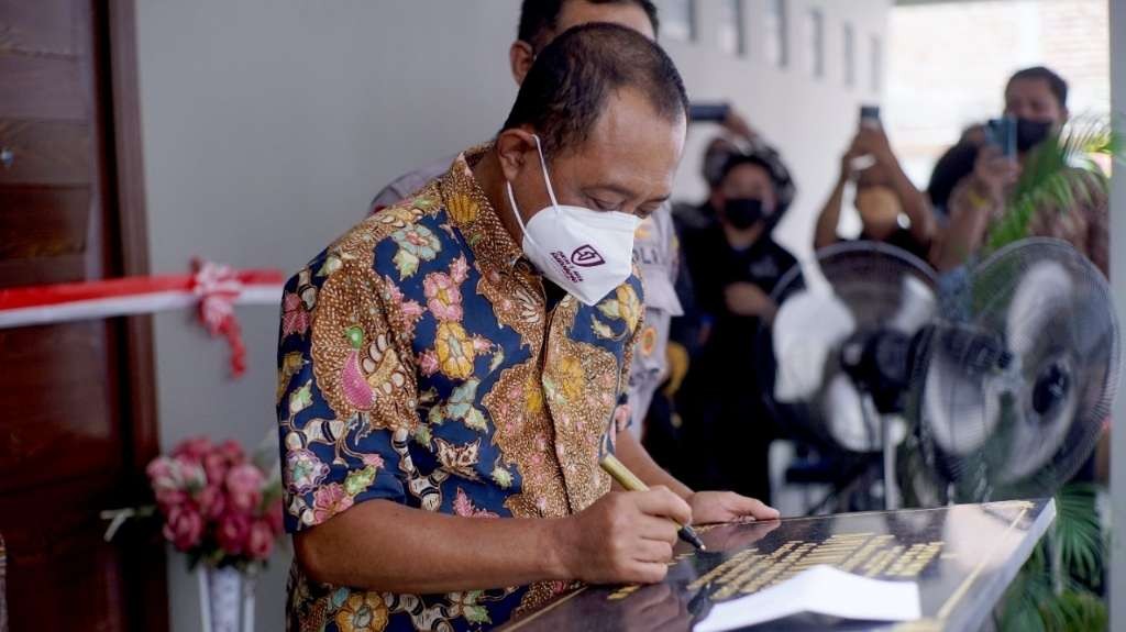Wakil Walikota Surabaya, Armuji meresmikan dapur umum. (Foto: Istimewa)