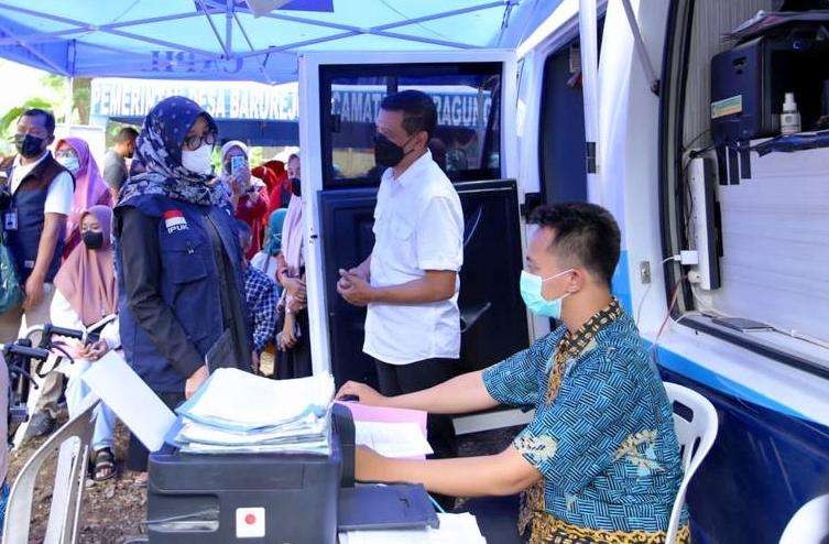 Bupati Banyuwangi melihat layanan yang disiapkan Dinas Kependudukan Catatan Sipil dalam program Camping Embun (foto: istimewa)