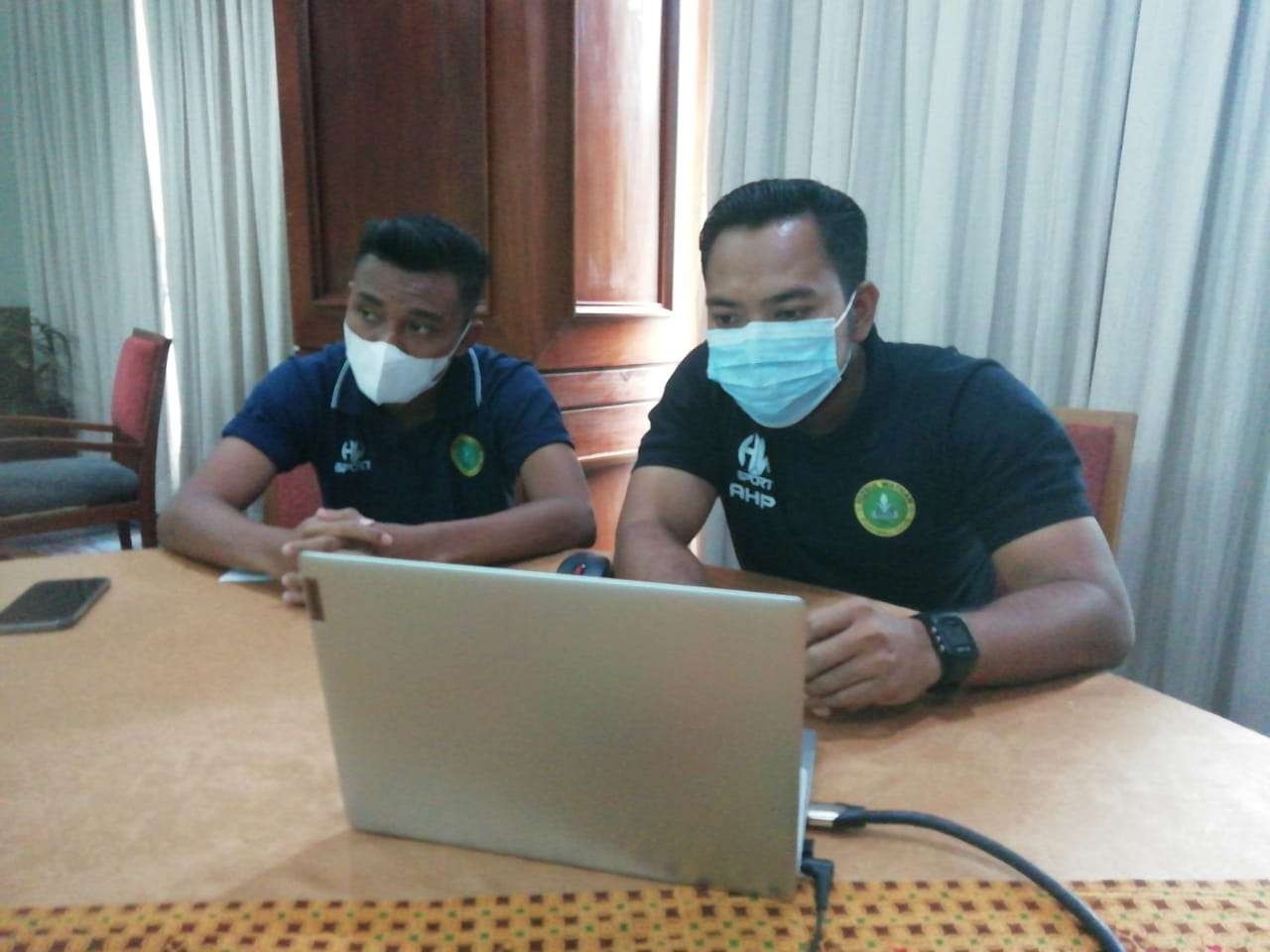 Asisten Pelatih HWFC, Agam Haris Pambudi (kanan) saat mengikuti konferensi pers secara virtual, Minggu 14 November 2021. (Foto: Fariz Yarbo/Ngopibareng.id)