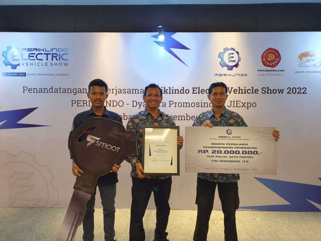 Tim Nogogeni Institut Teknologi Sepuluh Nopember (ITS) saat menerima penghargaan dari Perkumpulan Industri Kendaraan Listrik Indonesia (Periklindo) sebagai  inovator muda mobilitas masa depan rintis industri (Foto: istimewa)