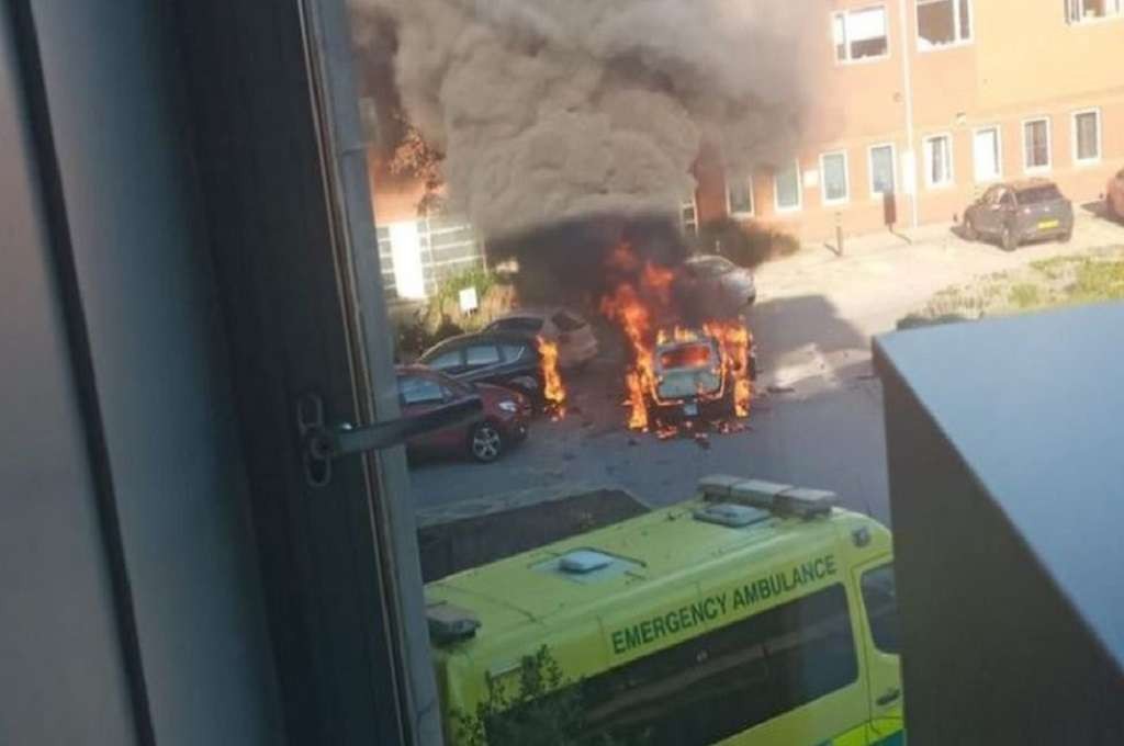 Sebuah bom mobil meledak di depan rumah sakit di Liverpoo, Inggris. (Foto: Reuters)