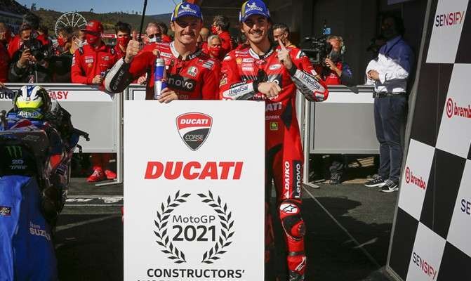 Dua pembalap Francesco Bagnaia (kanan) dan Jack Miller bersama tim Ducati. (Foto: Twitter)