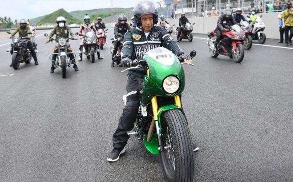 Aksi Presiden Jokowi saat menunggangi motor balap sekaligus peresmian Sirkuit Mandalika, Jumat 12 November 2021. (Foto: Istimewa)