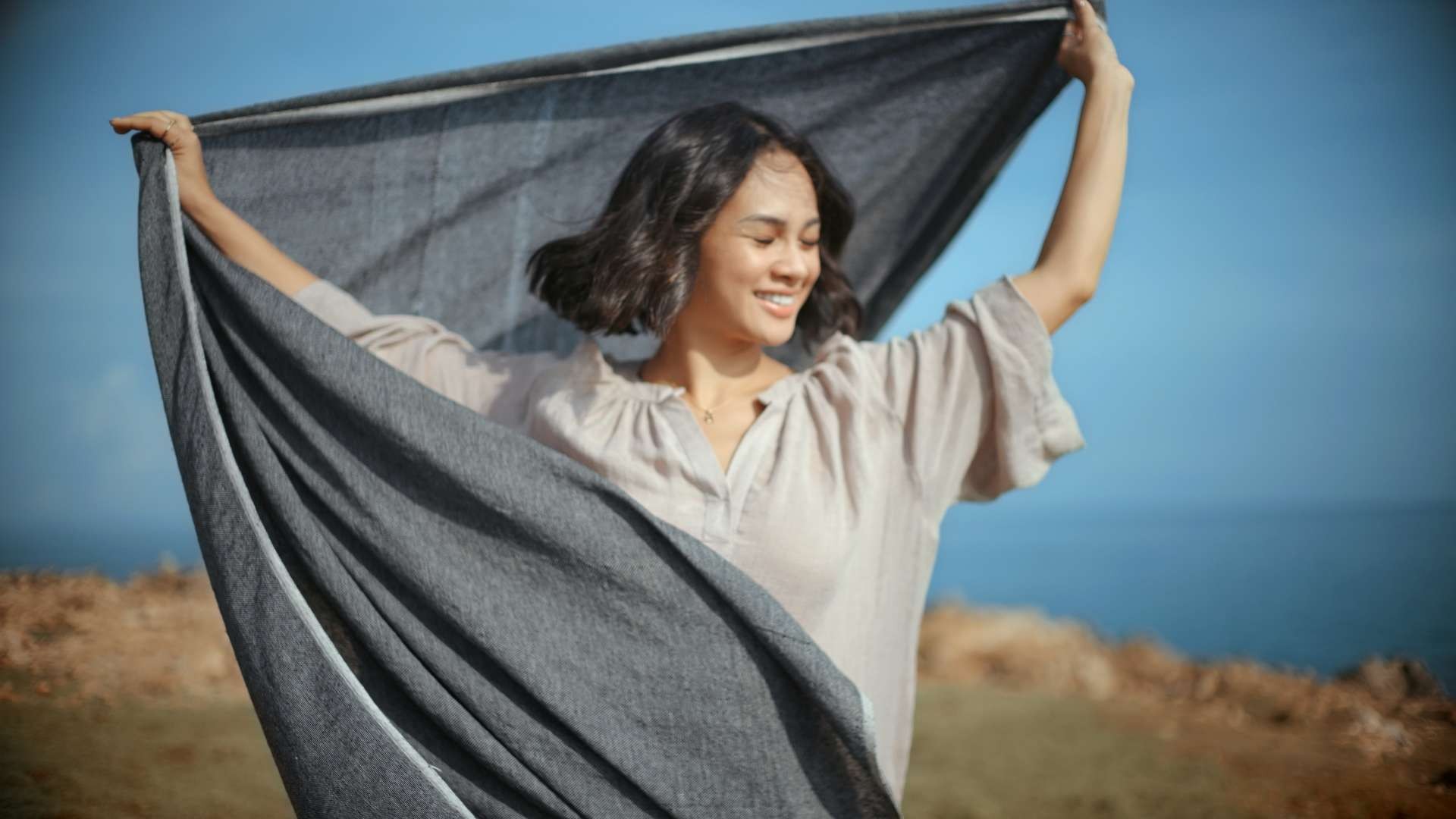 Penyanyi Andien Aisyah saat menggunakan produk Throw Blanket yang dibuat dari sisa potongan kain. (Foto: Istimewa),
