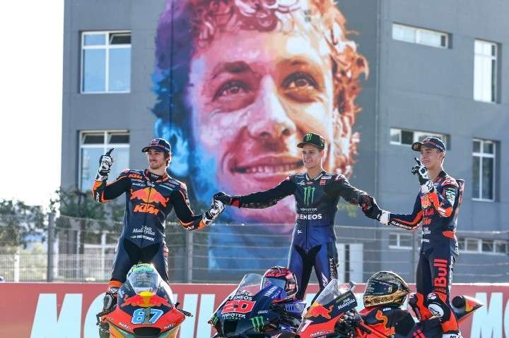 Pembalap Ducati, Francesco Bagnaia bersama Jorge Martin dan Jack Miller berpose dengan latar belakang mural Valentino Rossi di Sirkuit Ricardo Tormo, Valencia, Spanyol, Minggu, 14 November 2021. (Foto: Twitter @motoGP)