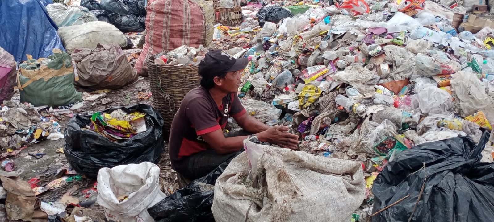 Seorang pengepul sampah di TPA Supit Urang, Malang (Foto: Lalu Theo/ngopibareng.id)