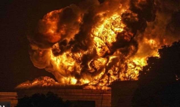 Api saat menghanguskan kilang minyak Pertamina Cilacap, Sabtu 13 November 2021. (Foto: Istimewa)