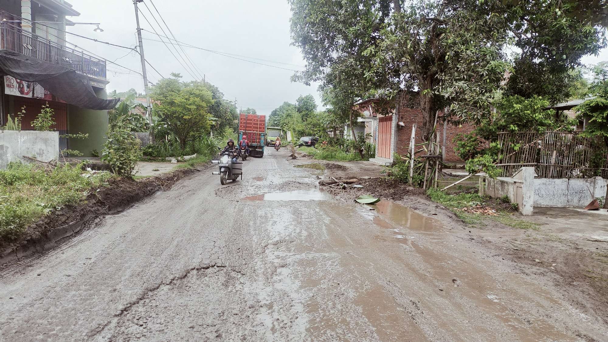 Kondisi jalan penghubung Kecamatan Kudu dengan Kecamatan Kabuh, Kabupaten Jombang, yang rusak parah. (Foto: Mardiansyah Triraharjo/Ngopibareng.id)