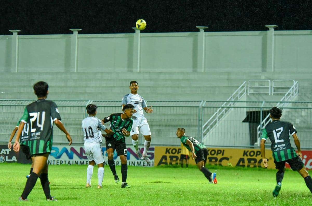 Pemain Persewangi Banyuwangi berebut bola dengan pemain PSPK Kota Pasuruan dalam pertandingan malam ini (foto : Muh Hujaini/ Ngopibareng.id)