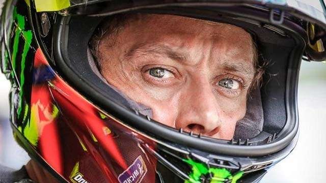 Legenda bapal dari Italia yang kini berusia 42 tahun, Valentino Rossi menyatakan menyesal pensiun beberapa jam usai menjalani balapan terakhirnya. (Foto:AFP)
