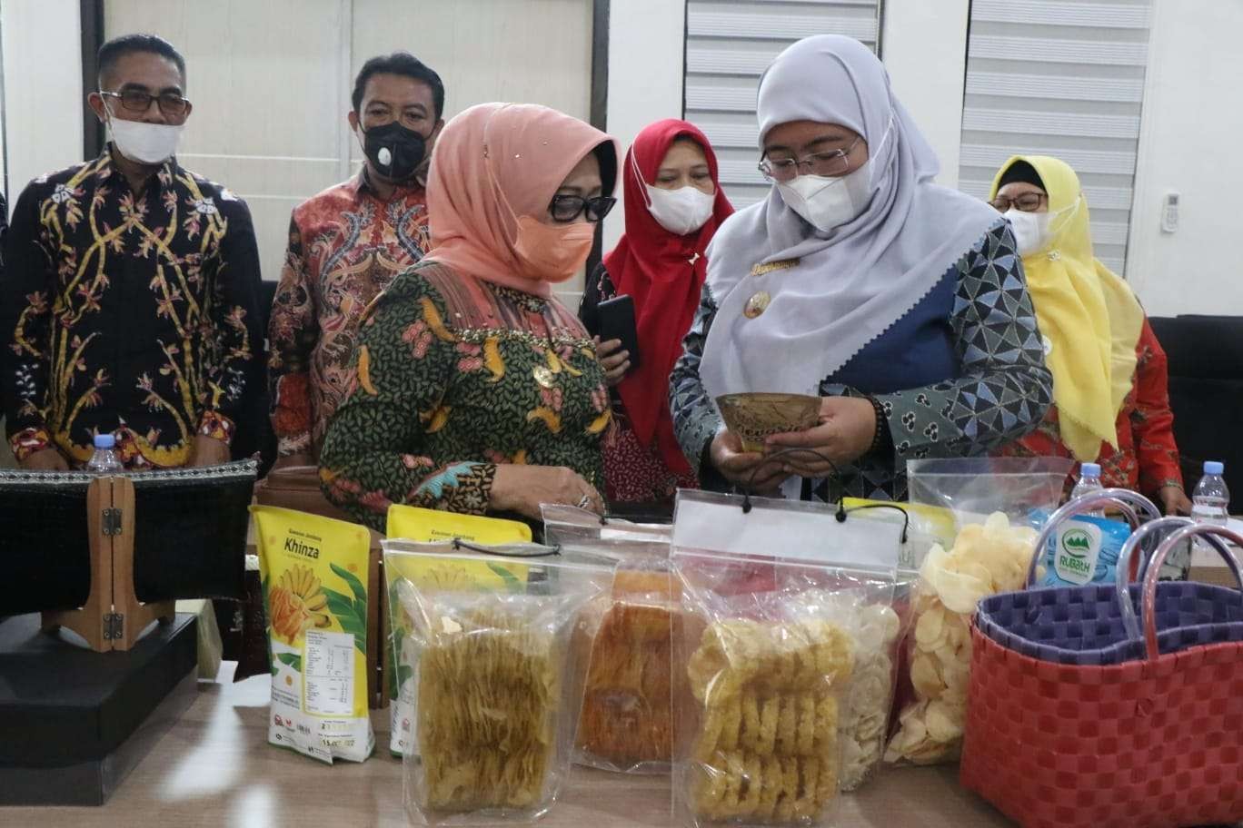 Wakil Bupati Sumenep Hj Dewi Khalifah bersama Bupati Jombang Hj Mundjidah Wahab, melihat olahan produk UMKM. (Foto: Istimewa)