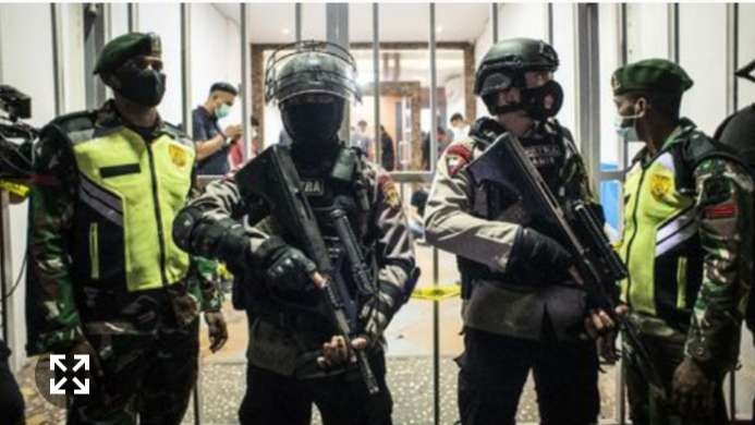 Densus 88 saat melakukan penangkapan terduga teroris di Bekasi (Foto: Antara)